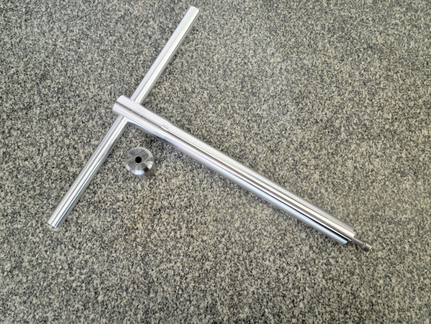 Outil de dimensionnement et de brunissage des bagues de fourche