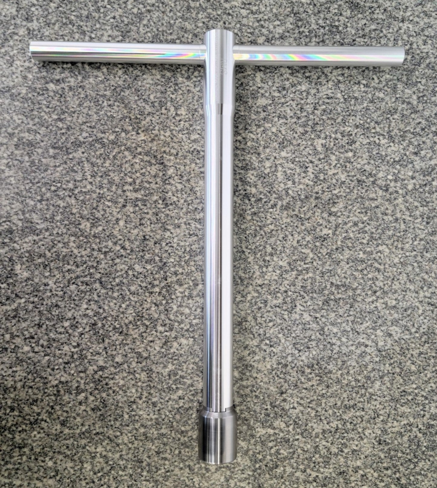 Outil de dimensionnement et de brunissage des bagues de fourche